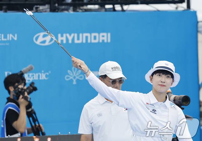 안산(광주은행)이 12일 광주 동구 5·18민주광장 특설경기장에서 열린 2025 세계양궁선수권대회 리커브 여자 3-4위전에서 인도네시아 다이난다 초이루니사(Diananda Choirunisa)를 상대로 승리한 후 화살을 들어 인사를 하고 있다. 2025.9.12/뉴스1 ⓒ News1 김태성 기자