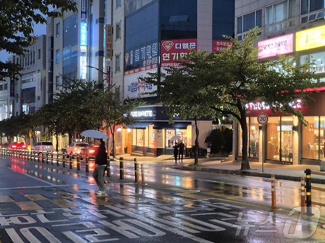 12일 오후 강원 강릉 교통 일대에서 우산을 쓴 시민들이 발걸음을 옮기고 있다. 기상청은 극심한 가뭄이 이어지는 강릉을 포함한 동해안에 오는 14일까지 30~80㎜(많은 곳 북부동해안 100㎜이상)의 비가 내릴 것으로 예보했다.2025.9.12./뉴스1 윤왕근기자 ⓒ News1 윤왕근 기자