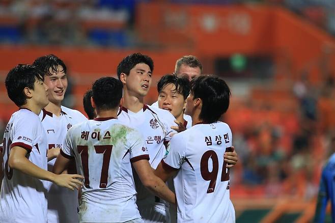 지난달 30일 제주월드컵경기장에서 열린 하나은행 K리그1 2025 28라운드 제주SK전 박인혁의 득점 이후 함께 모인 광주FC 선수단. /사진=광주FC