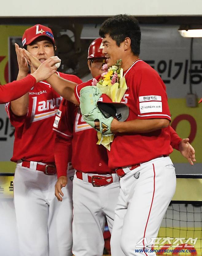 11일 대구 라이온즈파크에서 열린 삼성 라이온즈와 SSG 랜더스의 경기. KBO리그 최초 3시즌 연속 30홀드를 기록한 SSG 노경은이 동료들의 축하를 받고 있다. 대구=박재만 기자 pjm@sportschosun.com/2025.09.11/