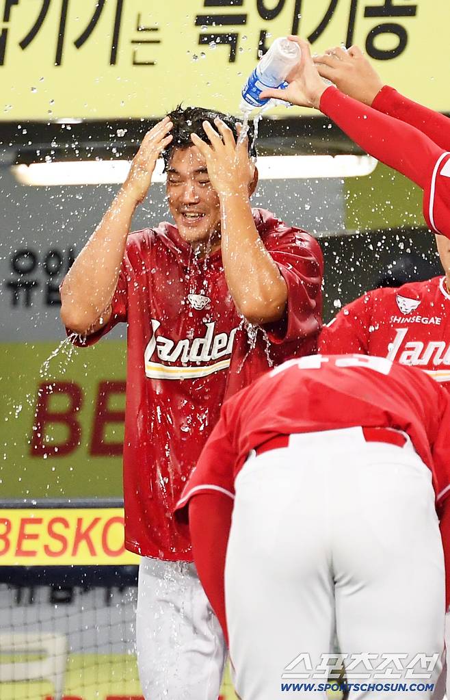 11일 대구 라이온즈파크에서 열린 삼성 라이온즈와 SSG 랜더스의 경기. 3시즌 연속 30홀드를 달성한 SSG 노경은이 물세례를 받고 있다. 대구=박재만 기자 pjm@sportschosun.com/2025.09.11/