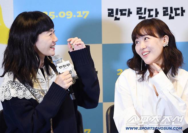 영화 '린다 린다 린다' 재개봉 언론 시사회 및 기자간담회가 12일 오후 서울 강남구 코엑스 메가박스에서 열렸다. 배두나의 답변에 마에다 아키가 웃음을 터트리고 있다. 정재근 기자 cjg@sportschosun.com/2025.9.12/