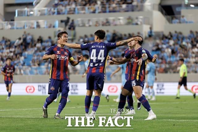 중위권 도약을 노리는 수원FC 선수들./K리그