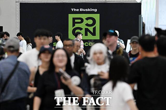 '2025 서울팝콘'이 12일 오전 서울 강남구 코엑스에서 열린 가운데 참가자들이 부스를 둘러보고 있다. /서예원 기자