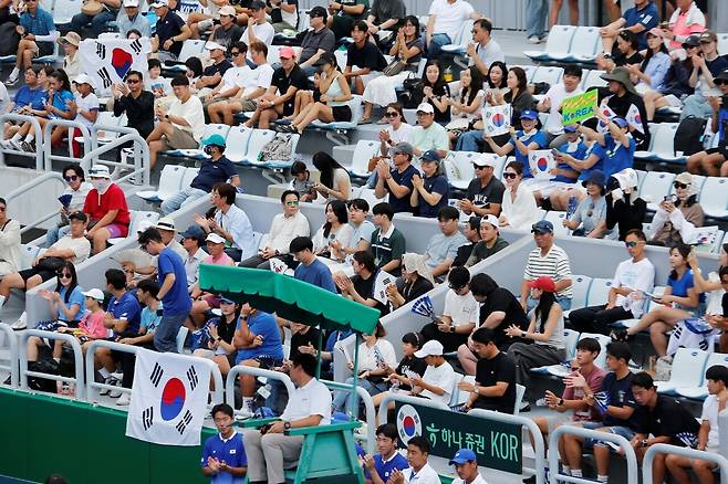 관중석 곳곳이 태극기로 가득하다.