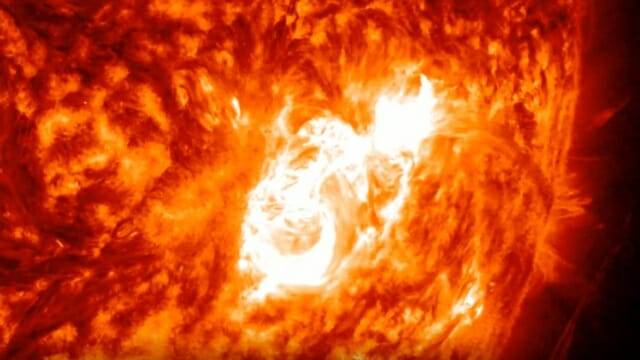 태양에서 X등급의 태양 플레어가 폭발하는 모습 (사진= NASA/SDO)
