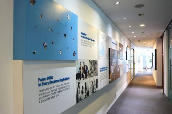 누리꿈스퀘어 비즈니스 센터 17층에 위치한 파수 사무실 통로. 파수