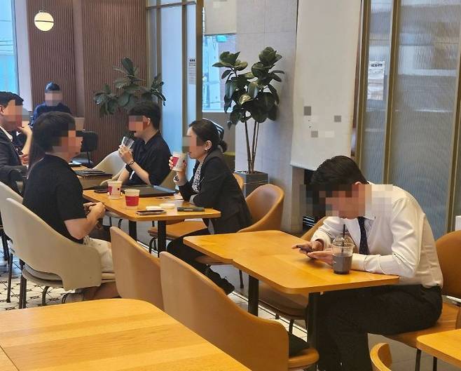 11일 서울 서초구 서초동의 한 카페에서 한 시민이 플라스틱 일회용컵으로 음료를 마시고 있다. 박승욱 기자