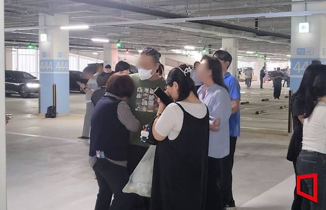 12일 오후 4시께 인천국제공항 제2여객터미널 장기 주차장에서 미국 이민국에 구금됐던 한국인 직원이 가족과 만나는 모습. 가족들은 눈물을 훔치면서도 반갑게 맞이했다. 심성아 기자