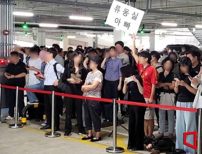 12일 오후 4시께 인천국제공항 제2여객터미널 장기주차장에서 미국 이민국에 구금됐던 직원들을 기다리고 있는 가족들과 지인들. 심성아 기자