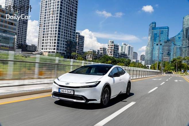 토요타 프리우스 AWD