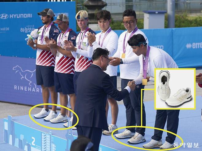 지난 10일 열린 광주 2025 현대세계양궁선수권대회 리커브 남자 단체전 시상식에서 한국 선수들이 금메달을 수여받고 있다. 이우석, 김우진 선수(오른쪽부터)가 아처삭스를 신고 있다. 결승전에서 한국 선수들과 겨뤄 은메달을 딴 미국 선수들도 아처삭스를 신고 있는 모습을 볼 수 있다. 코오롱 FnC제공