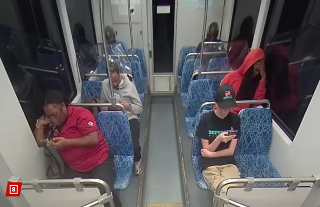 우크라이나 난민 이리나 자루츠카가 범행을 당하기 직전의 경전철 내부의 모습. 앞좌석 오른쪽 자루츠카의 뒷좌석에 가해자 데카를로스 브라운 주니어의 모습이 보인다. 영상을 보면 범행이 저질러는 중에 그녀를 돕기 위해 즉시 나선 승객이 아무도 없었다는 사실이 드러났다. [샬럿교통공사·뉴욕포스트 캡처]