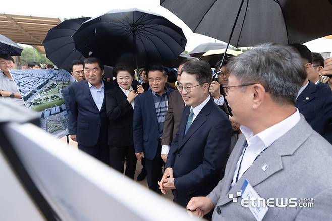 김동연 경기지사(오른쪽 두 번째)가 12일 수원시 장안구 영화동 일원에서 열린 '도시재생 혁신지구 공모선정 현장 설명회'에서 현장 보고를 받고 있다.