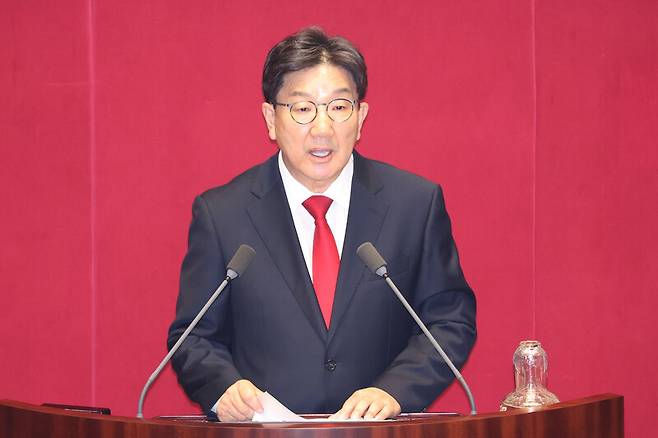 불법 정치자금 수수 혐의를 받는 국민의힘 권성동 의원이 지난 11일 국회 본회의에서 자신의 체포동의안 표결을 앞두고 신상발언을 하고 있다. 연합뉴스