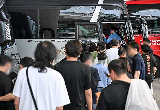 미국 이민당국에 의해 조지아주에 구금됐던 한국인 근로자들이 12일 인천국제공항 제2여객터미널로 입국, 버스에 탑승하고 있다. 공동취재사진