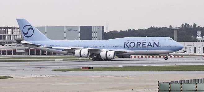 미국 이민 당국에 의해 구금됐다 풀려난 한국 근로자들이 탑승한 전세기가 12일 인천국제공항 제2터미널 활주로에 착륙하고 있다. 공항사진기자단