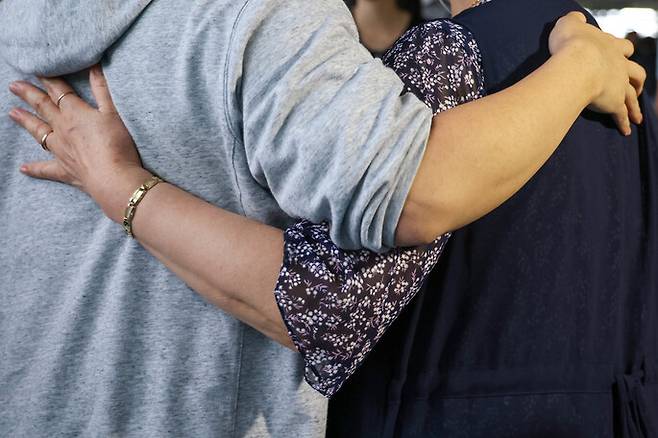 2025년 9월 12일 오후 인천국제공항 제2터미널 장기주차장에서 미국 조지아주 현대차그룹-LG에너지솔루션 배터리 합작 공장 건설 현장에서 체포된 뒤 구금된 300여 명의 한국인 직원들이 한국으로 귀국하면서 가족들과 만나고 있다. 공동취재사진