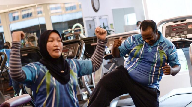 2020년 말레이시아 경찰이 쿠알라룸푸르 경찰 본부에서 특별 체중 감량 프로그램에 참여하며 운동하고 있다. 쿠알라룸푸르=AFP 연합뉴스 자료사진