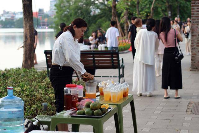지난달 31일 베트남 하노이 거리에서 한 여성이 주스를 팔고 있다. 하노이=허경주 특파원