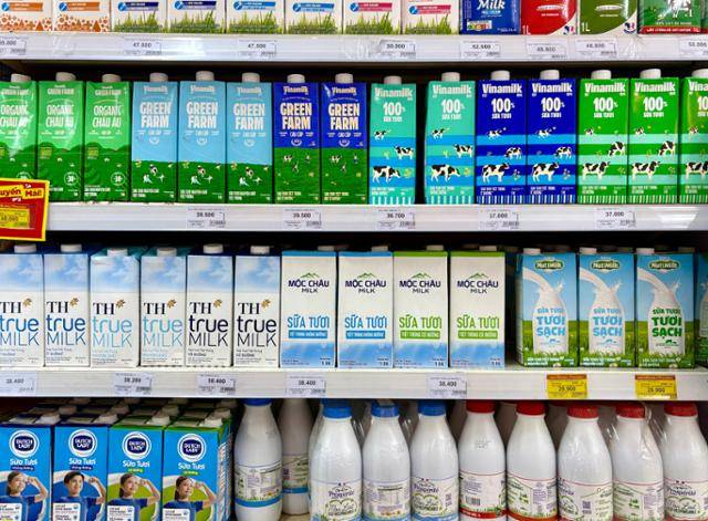 지난 6일 베트남 하노이의 한 마트에 우유가 진열돼 있다. 우유팩 색상에 따라 달지 않은 맛, 조금 단 맛, 매우 단 맛 등으로 나뉜다. 지난 7월 베트남 국회를 통과한 특별소비세법 개정안 '설탕세' 부과 항목에서 우유는 제외됐다. 하노이=허경주 특파원