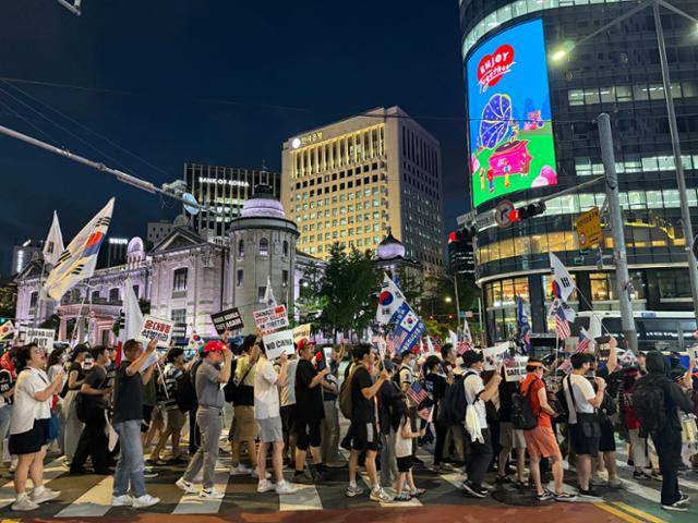 지난달 12일 서울 중구 명동에서 '부정선거 대선 무효 및 윤어게인 촉구 집회' 참가자들이 행진하고 있다. 권정현 기자