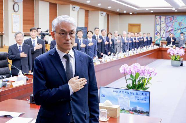 천대엽 법원행정처장과 각급 법원장들이 12일 서울 서초구 대법원에서 열린 전국법원장회의 임시회의에서 국기에 경례하고 있다. 연합뉴스