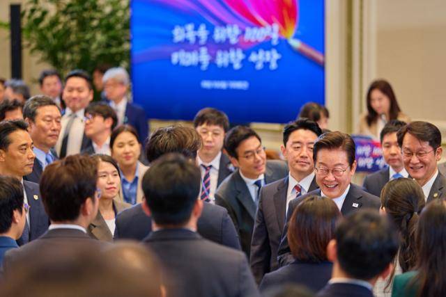 이재명 대통령이 11일 청와대 영빈관에서 열린 취임 100일 기자회견을 마친 후 기자들과 인사를 하고 있다. 이재명 대통령 SNS