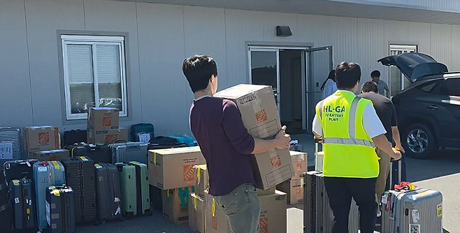 한국 배송 준비 중인 구금 한국 근로자들의 개인 화물들. 연합뉴스
