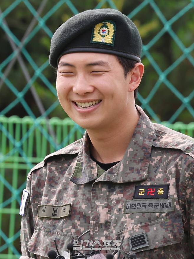 군 복무를 마친 그룹 방탄소년단(BTS) RM, 뷔가 10일 오전 강원도 춘천시 신북읍 체육공원에서 전역 소감을 밝히고 있다. 육군 제15보병사단 승리부대에서 복무한 RM과 육군 2군단 수도방위사령부 쌍용부대에서 복무한 뷔가 이날 전역했다. RM과 뷔는 안전 문제가 우려된다는 군의 요청에 따라 소속사에서 마련한 별도의 장소에서 전역 행사를 진행했다. 춘천=서병수 기자 qudtn@edaily.co.kr /2025.06.10/