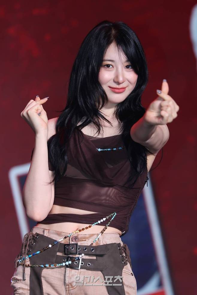 가수 이채연이 3일 오후 서울 강남구 일지아트홀에서 열린 미니 3집 'SHOWDOWN' 발매 기념 쇼케이스에 참석해 포즈를 취하고 있다. 이채연이 작사와 안무에 참여해 더욱 기대를 모으고 있는 미니 3집 앨범 타이틀곡 ‘Don’t’는 휴대폰의 진동과 벨소리를 곡에 첨가해 듣기에 익숙하면서도 새로운 자극을 느낄 수 있는 2-step 장르의 댄스 곡이다. 서병수 기자 qudtn@edaily.co.kr /2024.07.03/