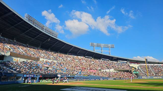 29일 오후 잠실야구장에서 열린 2025 프로야구 KIA와 LG 경기. 휴일을 맞아 많은 야구팬들이 관중석을 가득 메우고 있다. 잠실=정시종 기자 capa@edaily.co.kr /2025.06.29.