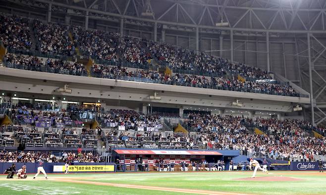 2025 KB0리그 프로야구 키움히어로즈와 롯데자이언츠의 경기가 1일 오후 서울 고척스카이돔에서 열렸다. 올시즌 첫 만원 관중을 기록한 고척돔에 야구팬들이 응원을 펼치고 있다. 고척=김민규 기자 mgkim1@edaily.co.kr /2025.05.01/