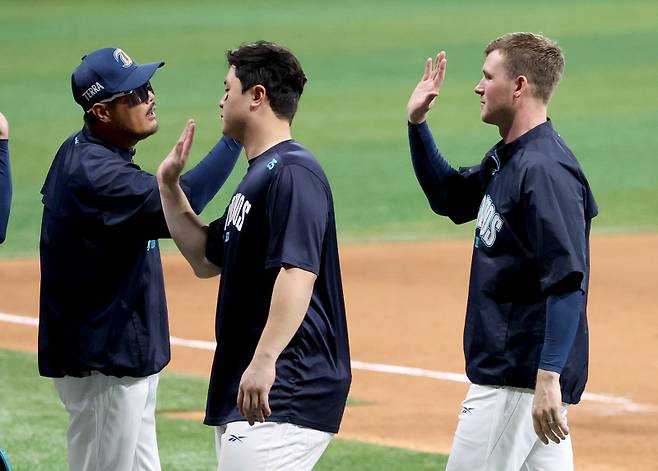 2025 KB0리그 프로야구 키움히어로즈와 NC다이노스의 경기가 11일 오후 서울 고척스카이돔에서 열렸다. 7대 1로 승리한 NC 이호준 감독이 라일리 등 선수들과 하이파이브를 하고 있다. 고척=김민규 기자 mgkim1@edaily.co.kr /2025.06.11/