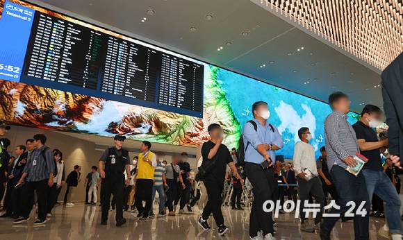 미국 이민당국에 의해 조지아주에 구금됐던 한국인 근로자들이 12일 인천국제공항 제2여객터미널 입국장을 나서고 있다. [사진=정소희 기자]