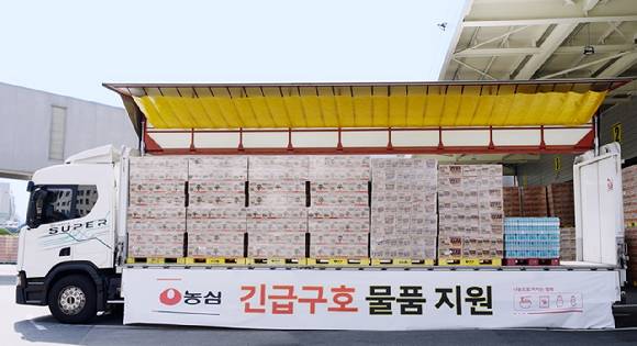 농심이 이머전시 푸드팩 사업으로 재난지역에 구호품을 지원하고 있는 모습. [사진=농심]