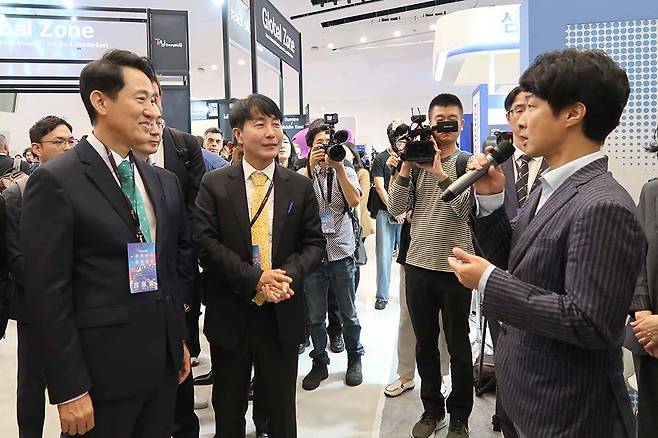 대기업관에서 설명을 듣고 있는 오세훈 시장(왼쪽 맨 끝)과 김현우 SBA 대표(중간) / 출처=IT동아