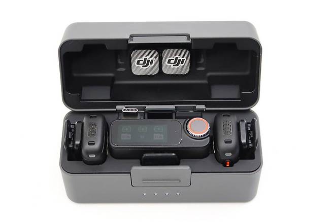 케이스는 마이크3 송수신기와 액세서리를 넣을 수 있다 / 출처=IT동아