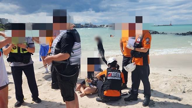 오늘(12일) 낮 제주시 구좌읍 김녕해수욕장에서 물놀이를 하다 파도에 떠밀려간 2명이 구조되는 모습