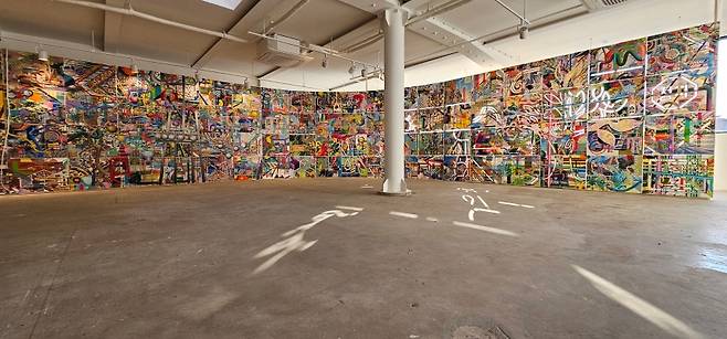 김상균 작가의 ‘의도적 주의력 결핍’ 전경. 수십 개의 캔버스가 하나의 벽을 집요하게 채우며, 재배치와 변주의 과정을 실시간의 사건인양 드러낸다. 벽 자체는 악보였다.