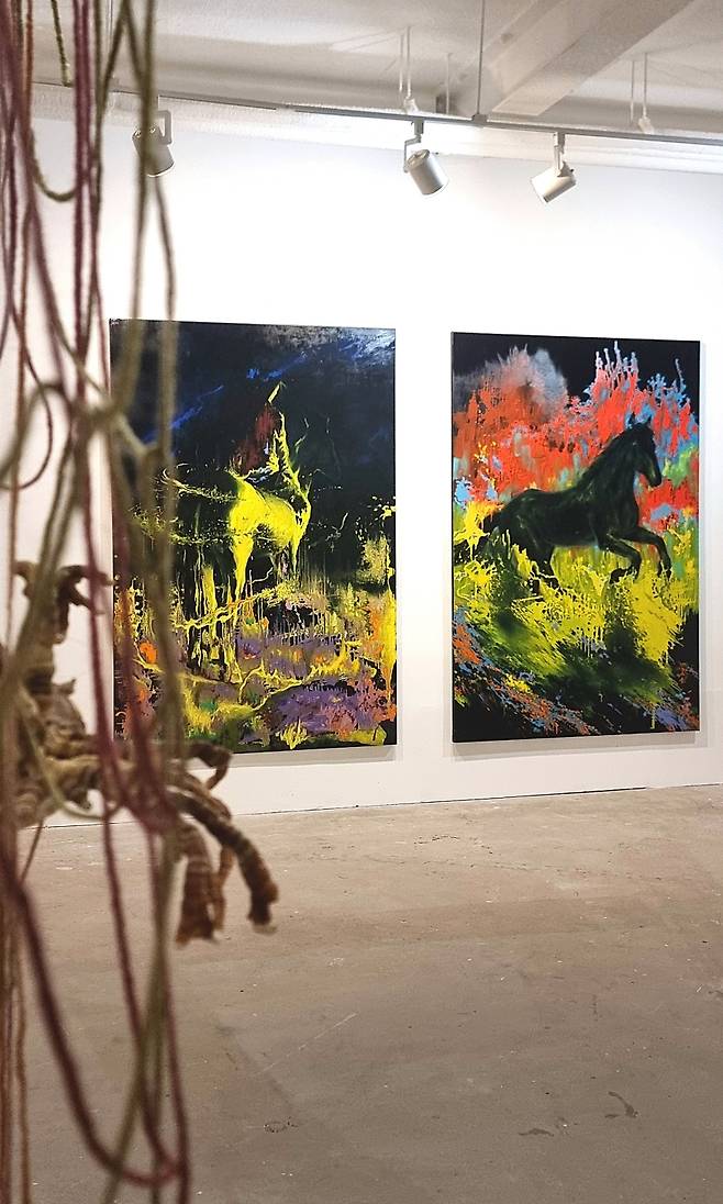 전기숙 작가의 말 연작. 검은 형체와 노란 빛이 충돌하는 장면은 원초적 힘과 자연의 맥박을 동시에 환기한다. 질주의 순간은 에너지 그 자체를 증폭한다.