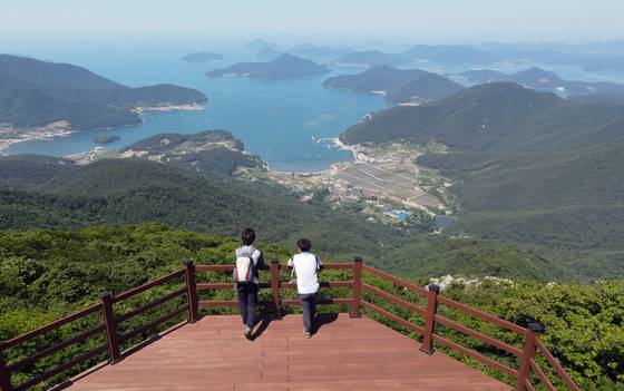 거제도는 60여 개의 섬과 900리 해안을 품고 있다. 노자산 정상의 전망대에서 본 한려해상의 절경. 추봉도·한산도·용호도·비진도 등이 어우러진 모습이 장관이다. 거제자연휴양림에서 산행을 시작해 1시간이면 노자산 정상에 닿는다.