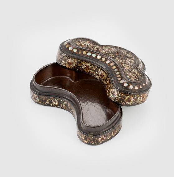 고려나전국화넝쿨무늬합. 국화 넝쿨무늬를 넣은 나전칠기로, 일본에 있던 것을 2019년 협상을 통해 환수했다. [사진 문화재청]