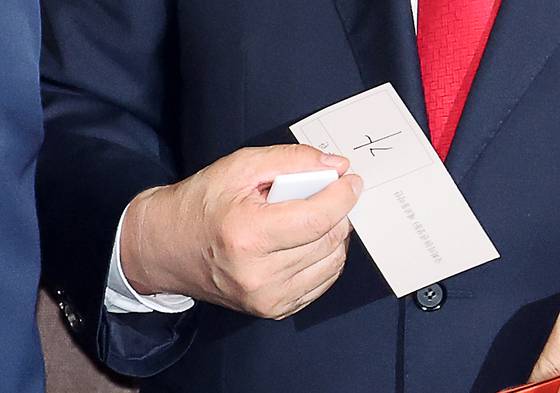 권 의원은 이날 자신의 체포동의안 투표용지에 ‘가(찬성)’라고 적어 투표했다. [뉴시스]