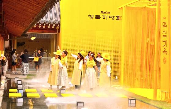 맥심가옥에서 대여 가능한 생활 한복을 입고 추억을 남기는 방문객들. 사진 쿠킹