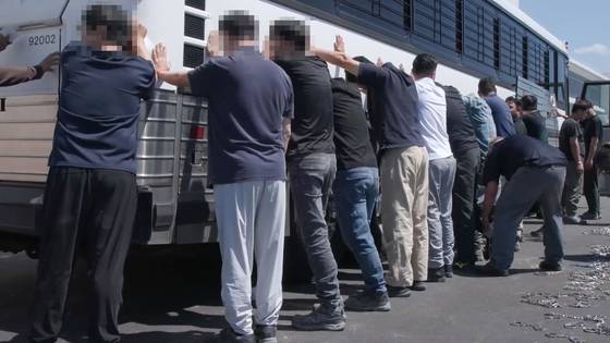 미 이민당국이 공개한 현대차-LG엔솔 이민단속 현장 영상 캡처. 사진 ICE 홈페이지