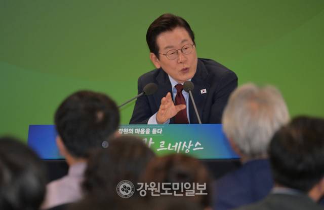 ▲ 이재명 대통령이 12일 강원도 춘천시 강원창작개발센터에서 열린 네 번째 타운홀 미팅 ‘강원의 마음을 듣다’에서 참석자 질문에 답변하고 있다.김정호 기자