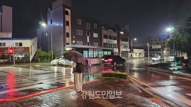 ▲ 강릉에 12일 밤부터 학수고대하던 비가 내리기 시작했다. 최동열