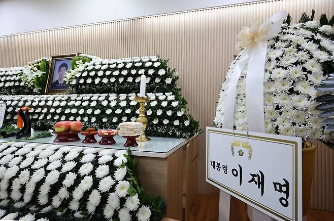 ▲ 12일 인천 동구의 한 장례식장에 마련된 해양경찰관 고(故) 이재석 경사 빈소에&nbsp;이재명&nbsp;대통령이 보낸 조화가 놓여 있다 [연합뉴스]