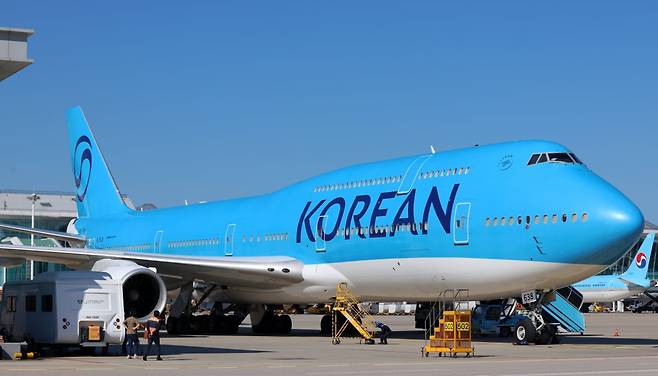 미국 조지아주 현대차그룹-LG에너지솔루션 배터리 합작 공장 건설 현장에서 구금된 한국인들을 태울 대한항공 B747-8i 전세기가 10일 오전 인천국제공항 2터미널 계류장에서 이륙을 준비하고 있다. 최혁 기자